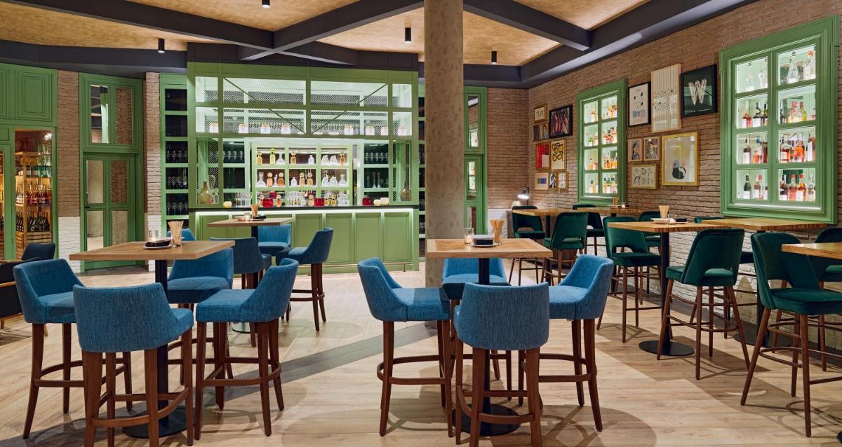 Un restaurante o sitio para comer en H10 Marina Barcelona