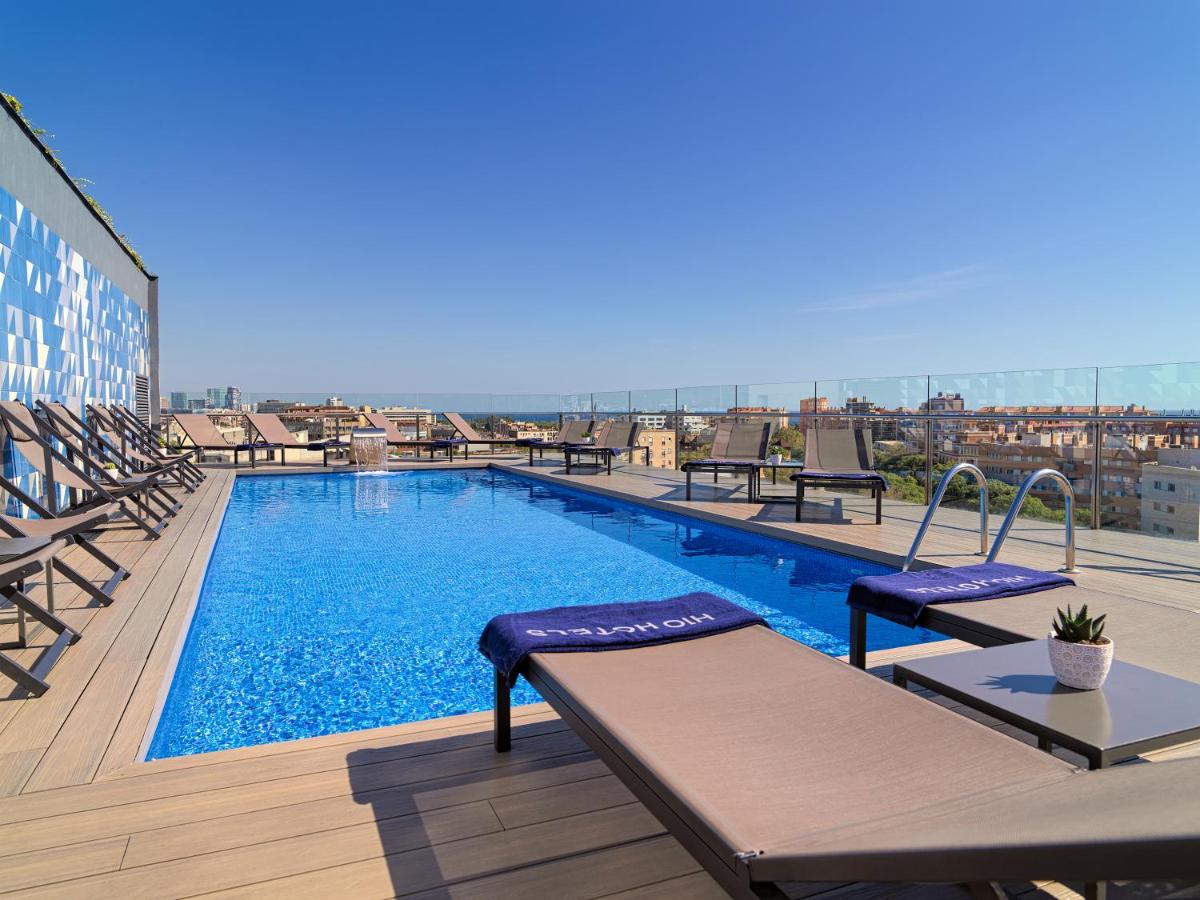 una piscina en la azotea de un edificio en H10 Marina Barcelona, en Barcelona
