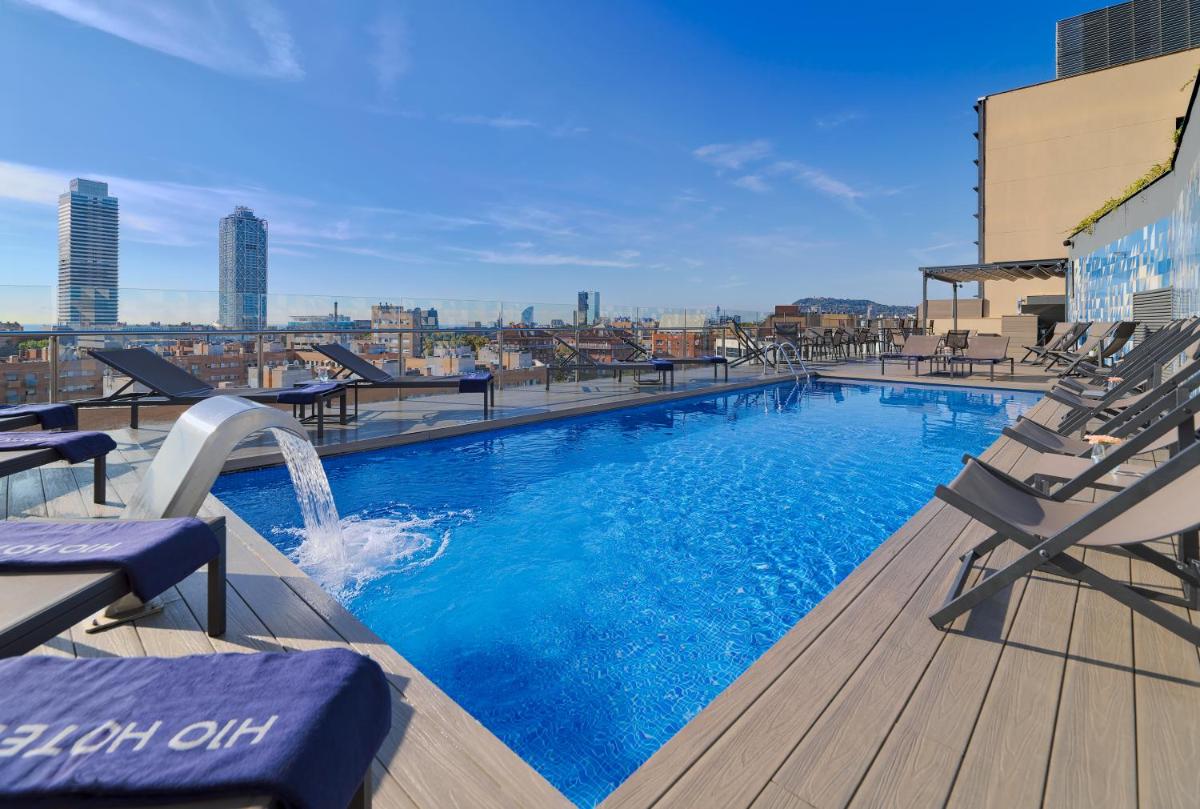 una piscina en la azotea de un edificio en H10 Marina Barcelona, en Barcelona