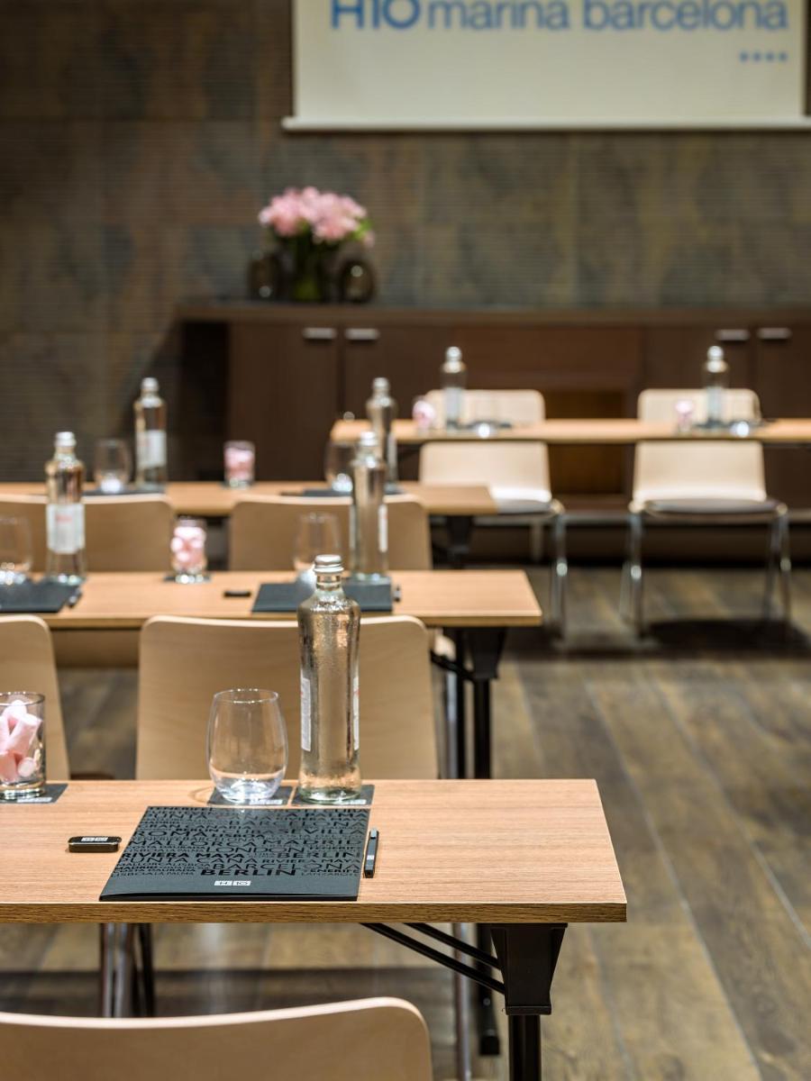 Un restaurante o sitio para comer en H10 Marina Barcelona