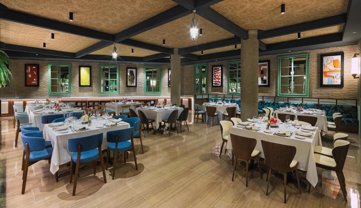 Un restaurante o sitio para comer en H10 Marina Barcelona