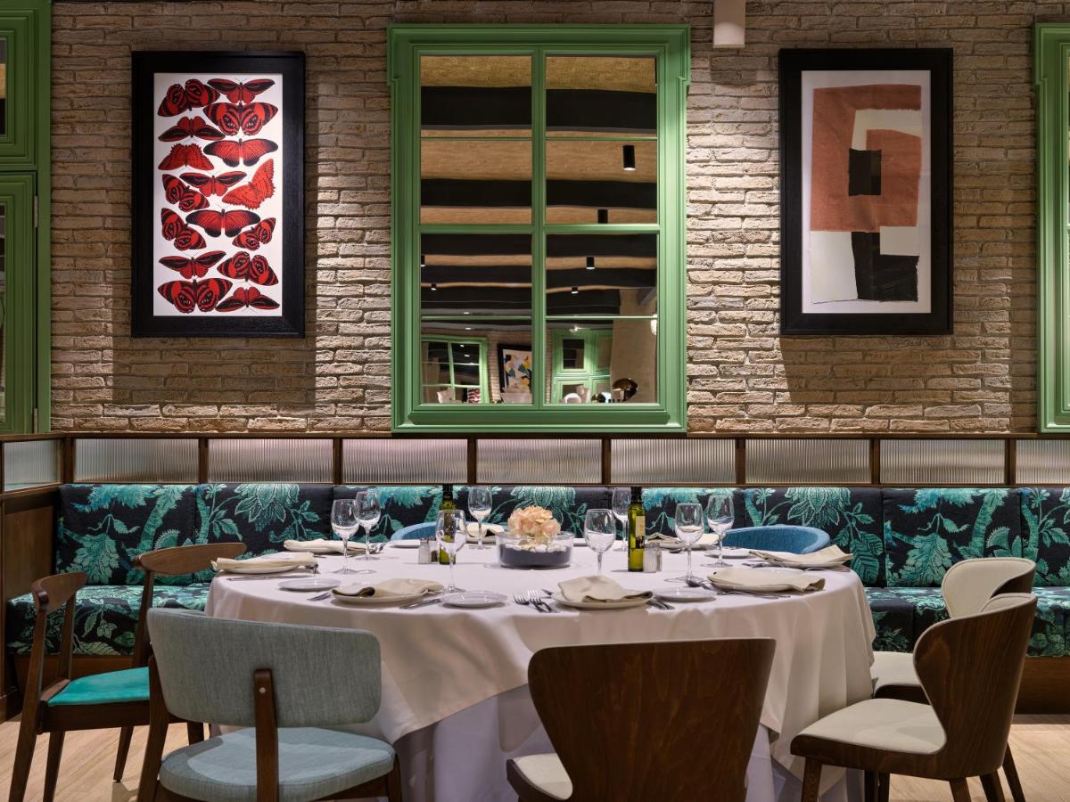 Un restaurante o sitio para comer en H10 Marina Barcelona