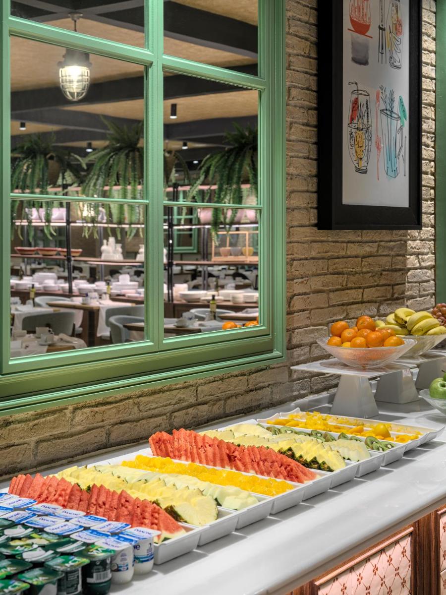 Comida en o cerca de este hotel
