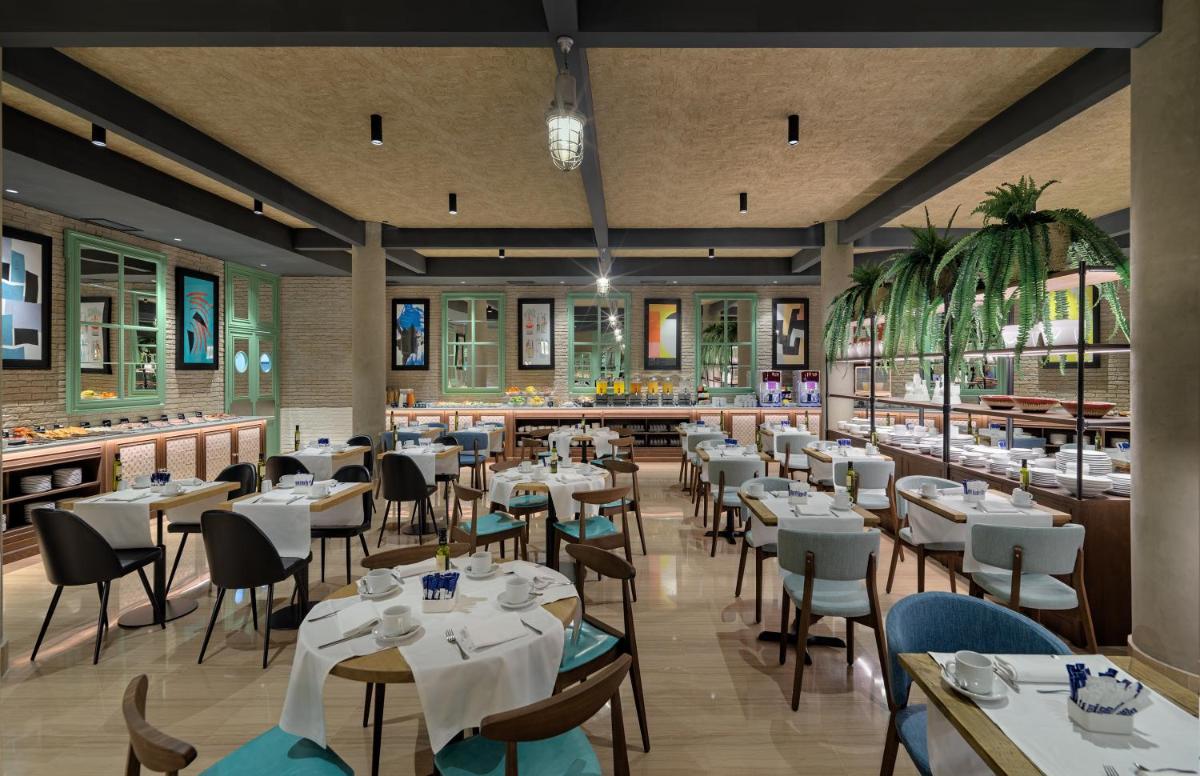 Un restaurante o sitio para comer en H10 Marina Barcelona