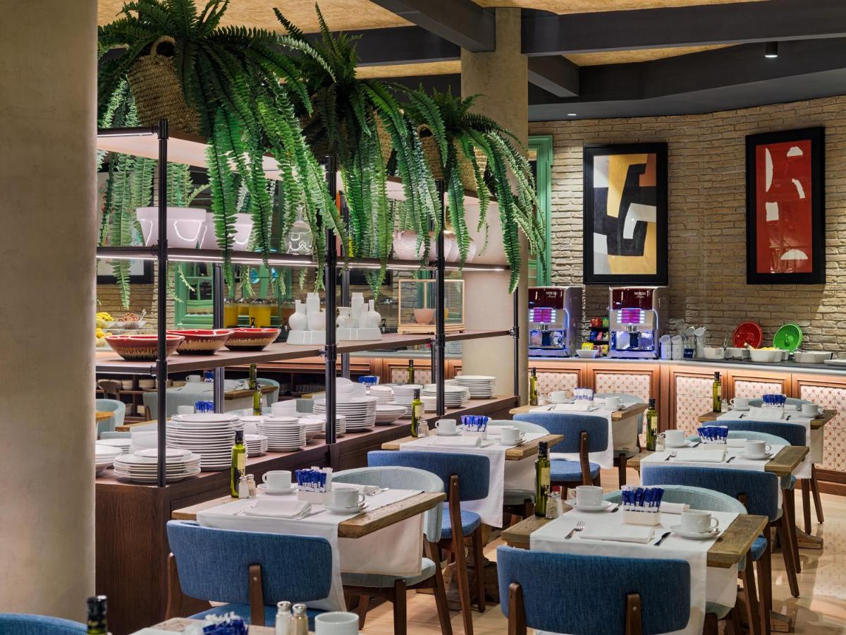 Un restaurante o sitio para comer en H10 Marina Barcelona