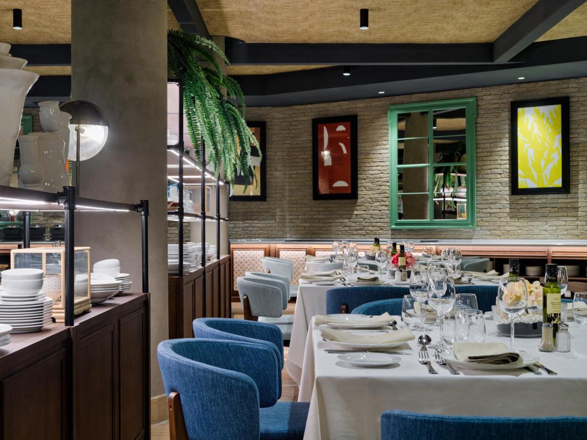 Un restaurante o sitio para comer en H10 Marina Barcelona