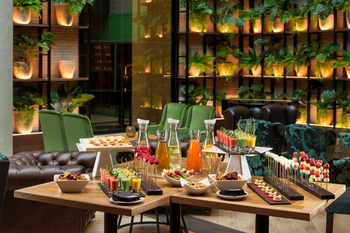 Comida en o cerca de este hotel