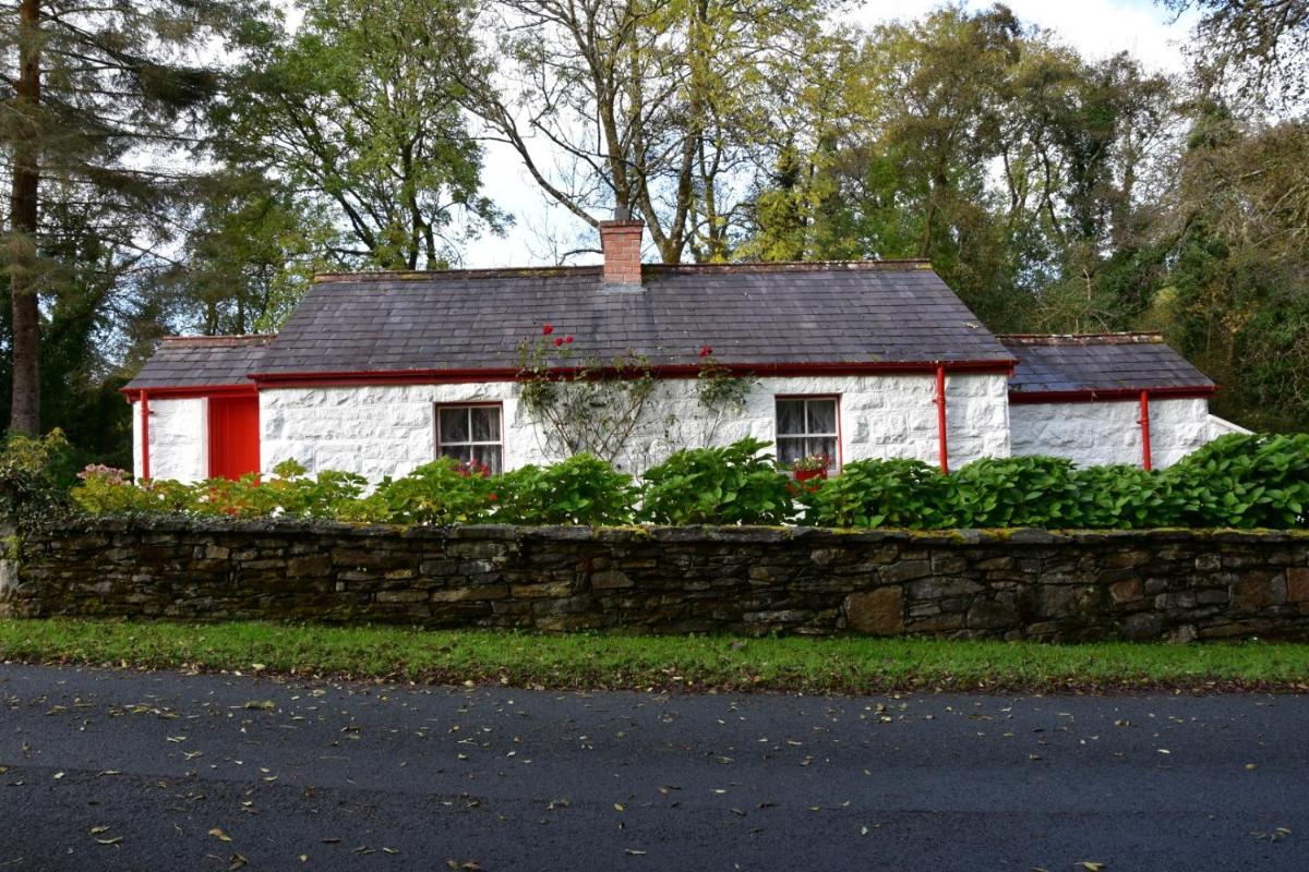 Railway Crossing Cottage - Housity