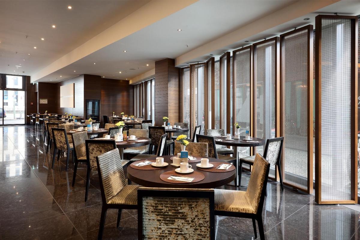 Ein Restaurant oder anderes Speiselokal in der Unterkunft Eurostars Berlin