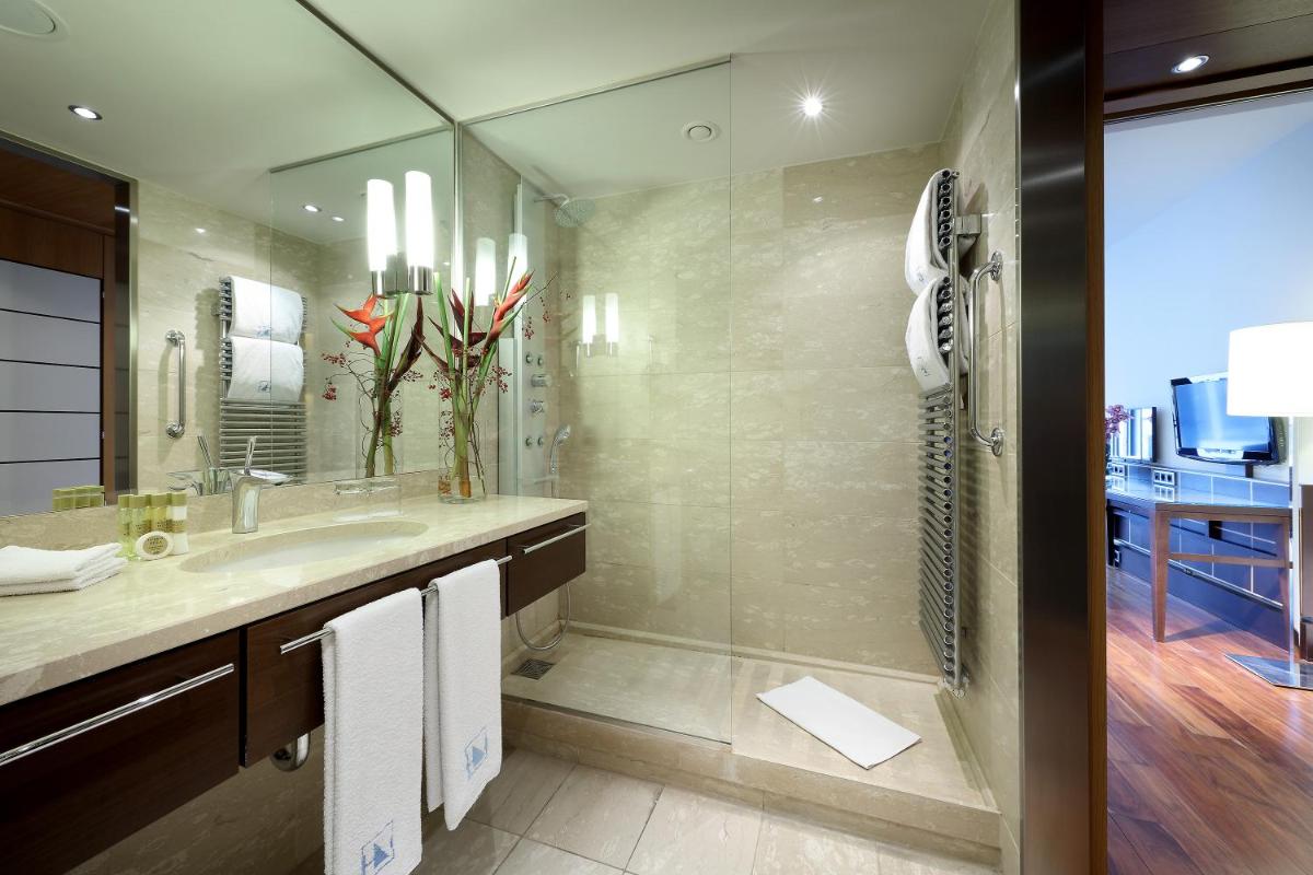 Ein Badezimmer in der Unterkunft Eurostars Berlin