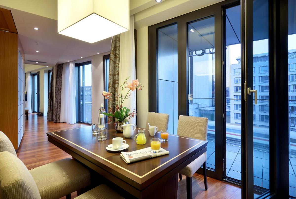 Ein Sitzbereich in der Unterkunft Eurostars Berlin