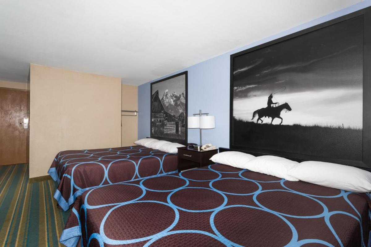 Super 8 by Wyndham Douglas - Housity