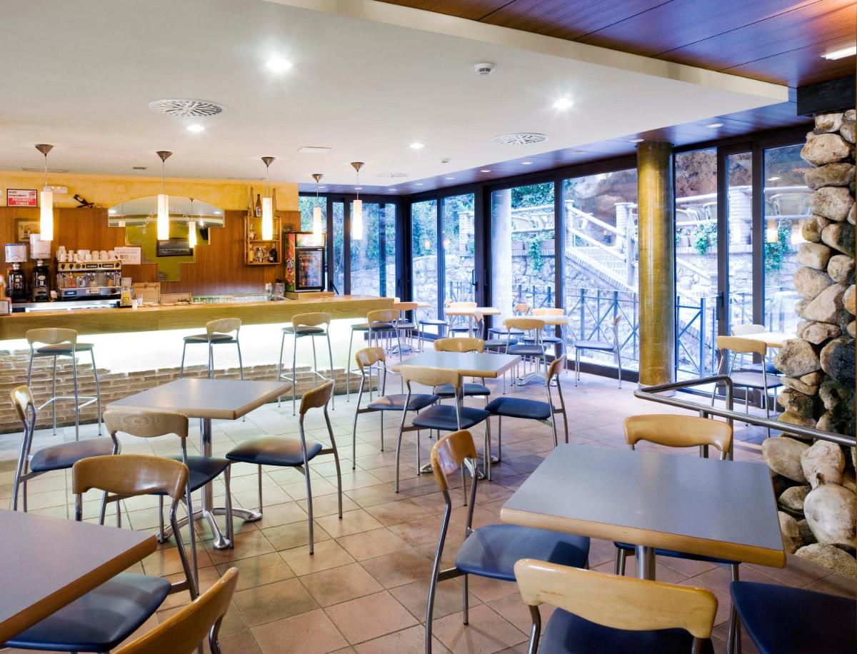 Un restaurante o sitio para comer en Hotel Balneario de La Virgen