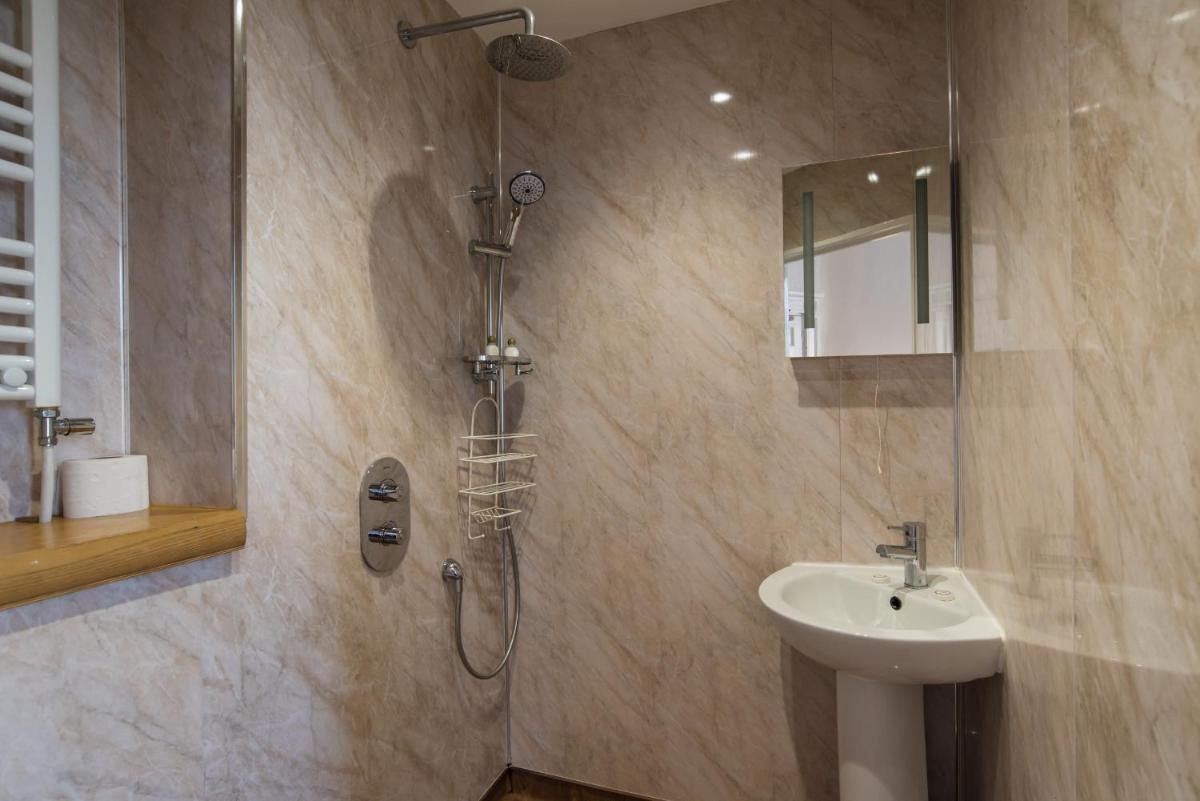 No 46 Marine Terrace - Housity