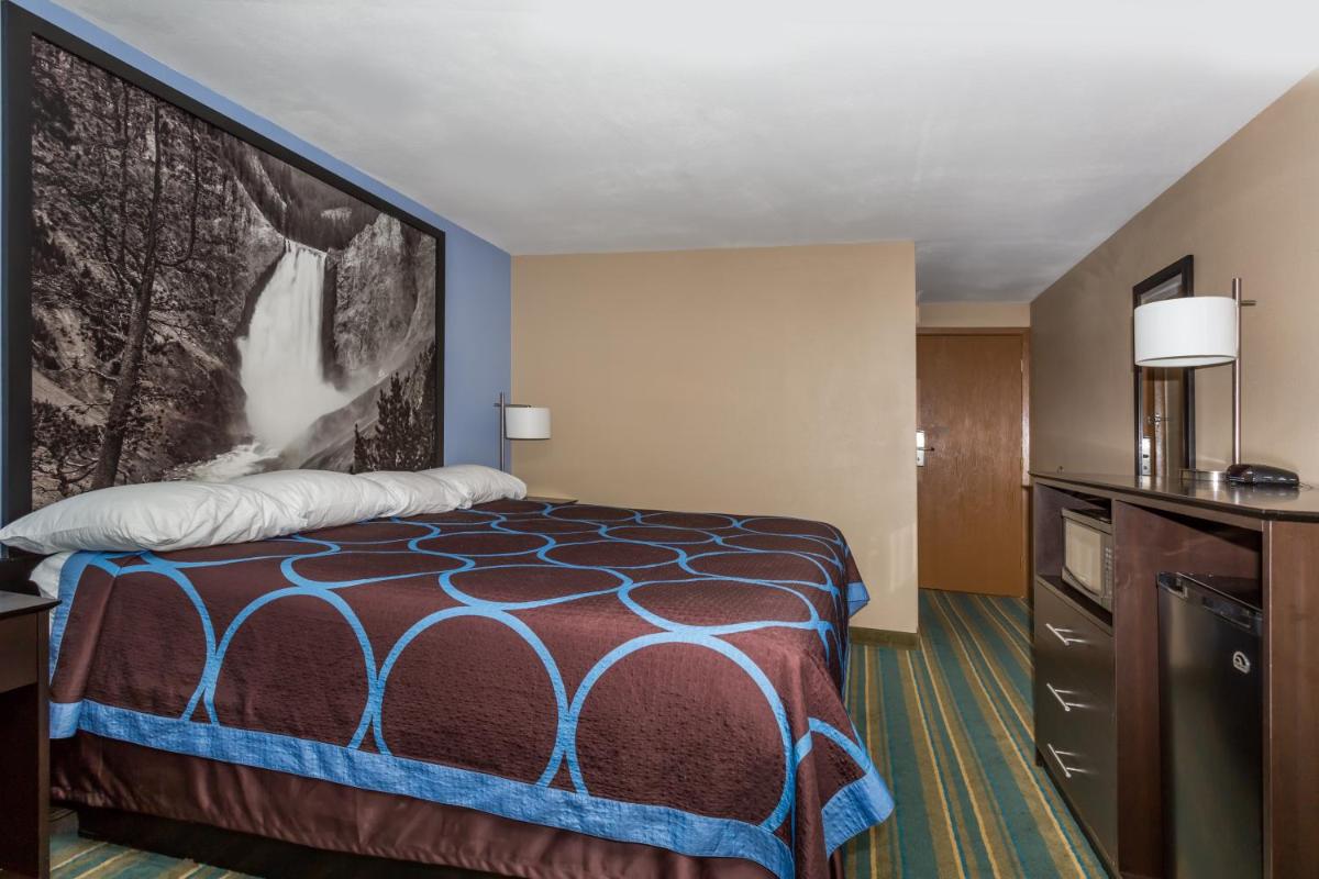 Super 8 by Wyndham Douglas - Housity