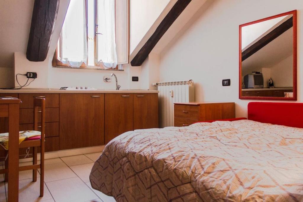 mono Rosso - Housity