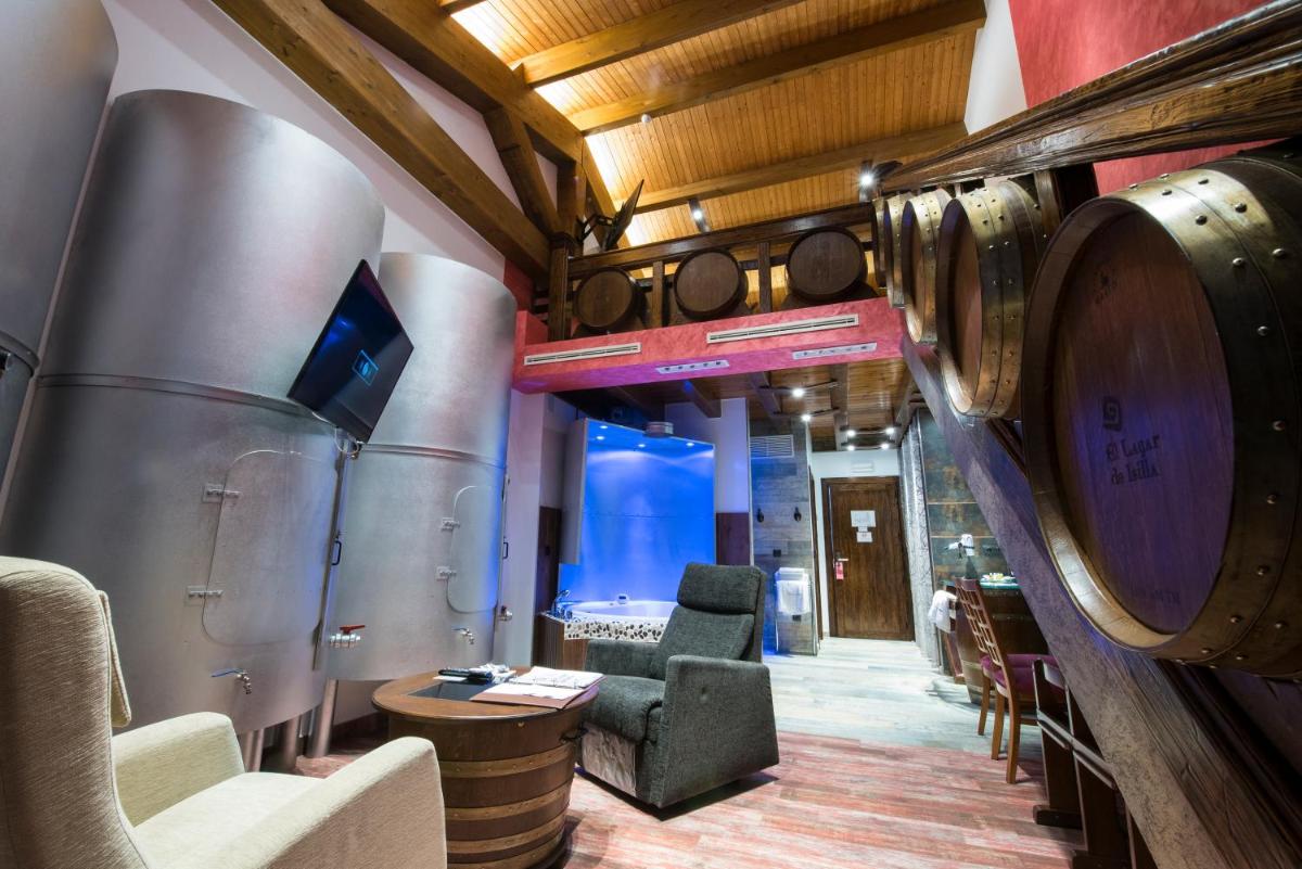 una habitación con un montón de barriles de vino en Hotel SPA El Lagar de Isilla, en La Vid y Barrios