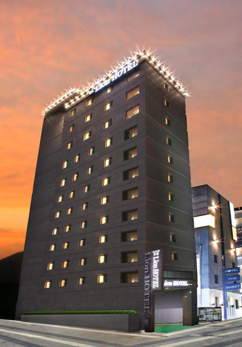 Lion Hotel - Housity
