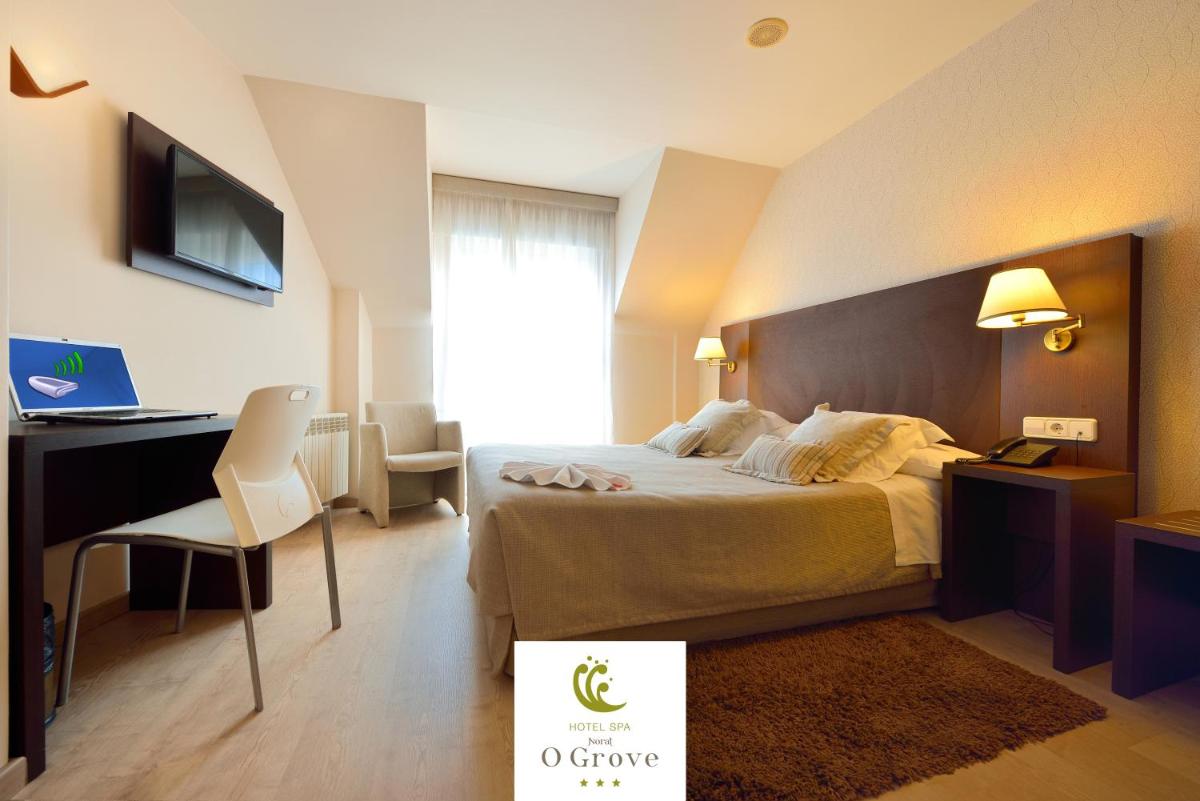 Una televisión o centro de entretenimiento en Hotel Spa Norat O Grove 3* Superior