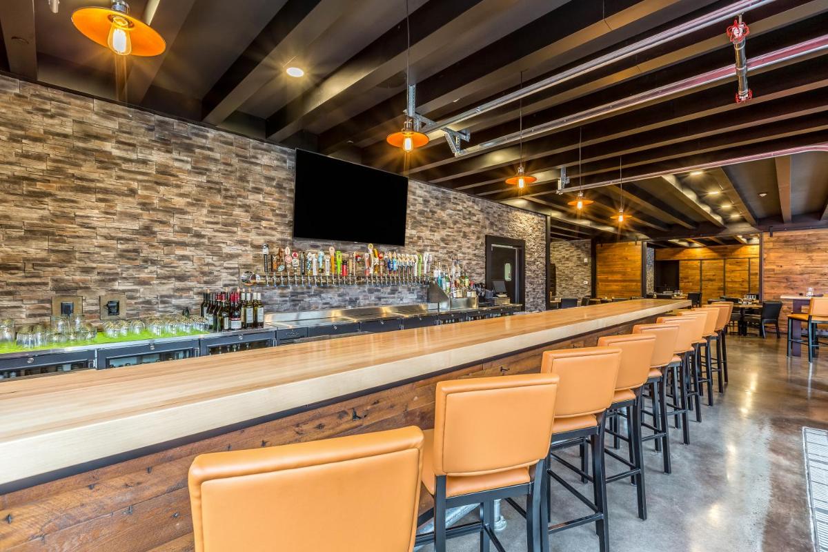 Cobblestone Hotel & Suites - Stevens Point - Housity