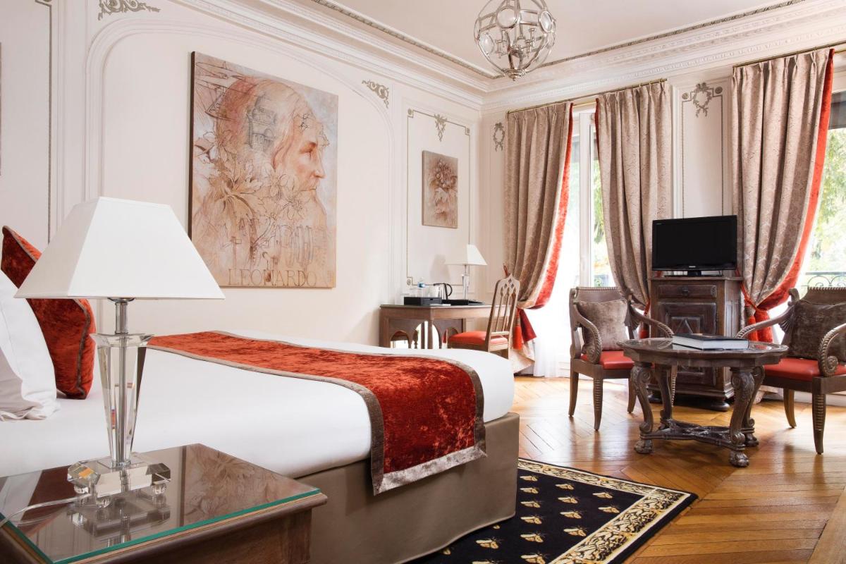une chambre d'hôtel avec un lit et un bureau dans l'établissement Hotel & Spa de Latour Maubourg, à Paris