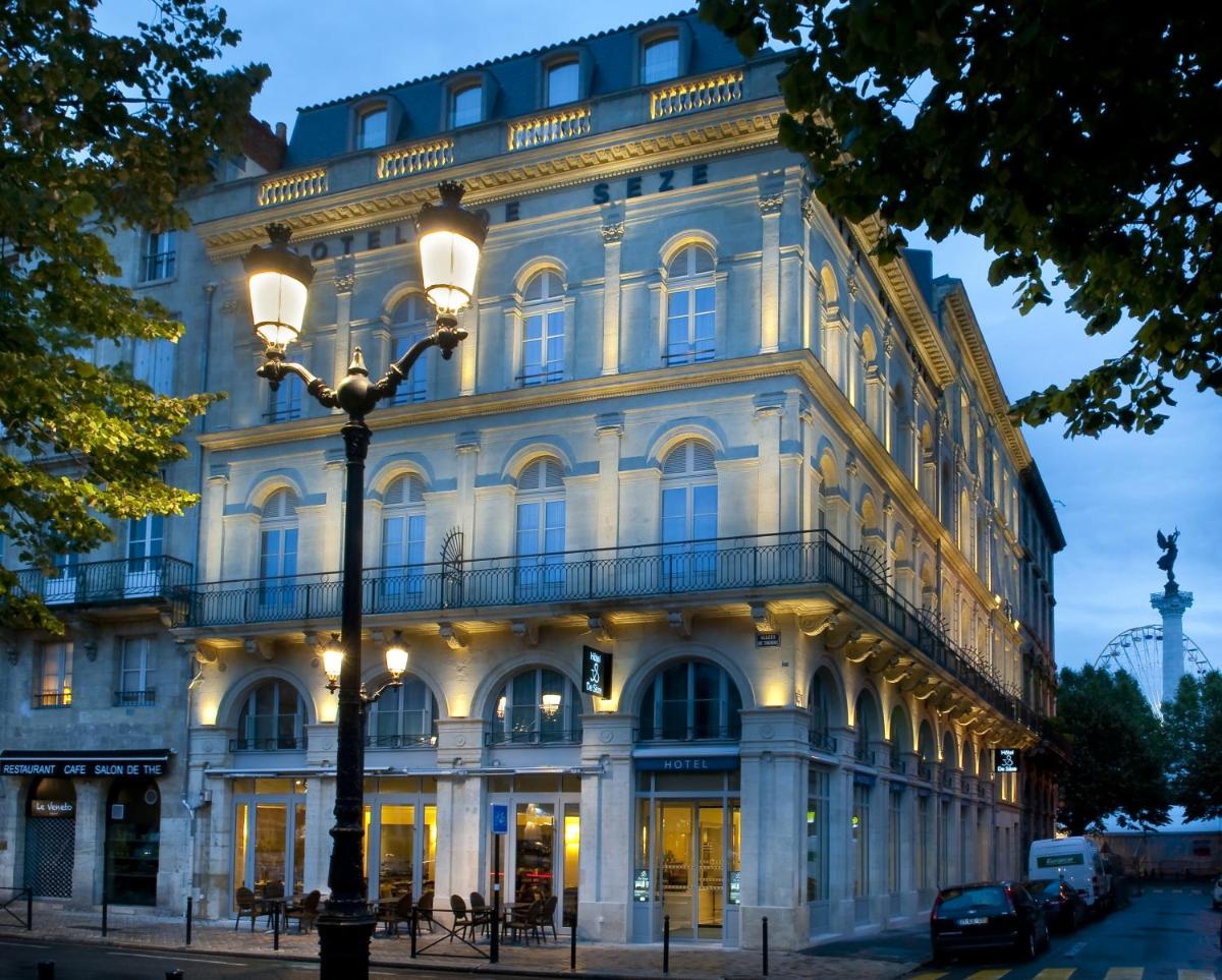 un bâtiment avec un lampadaire devant lui dans l'établissement Hôtel de Sèze & Spa Bordeaux Centre, à Bordeaux
