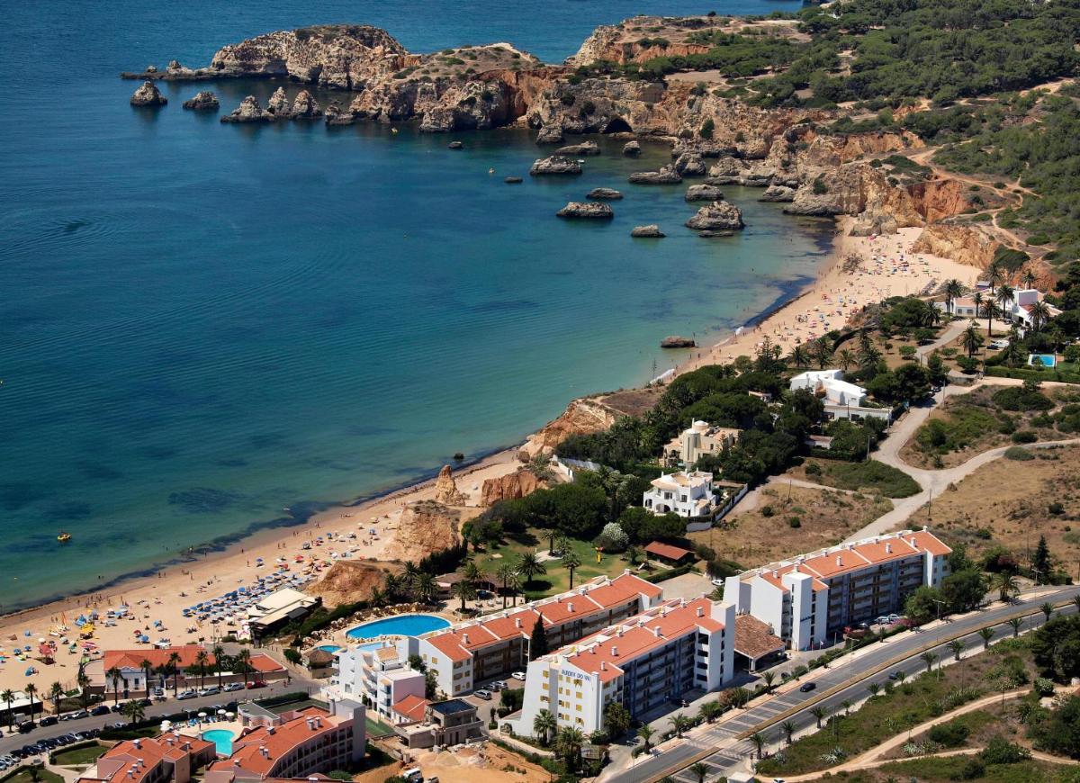uma vista aérea de uma praia e do oceano em Jardim do Vau em Portimão