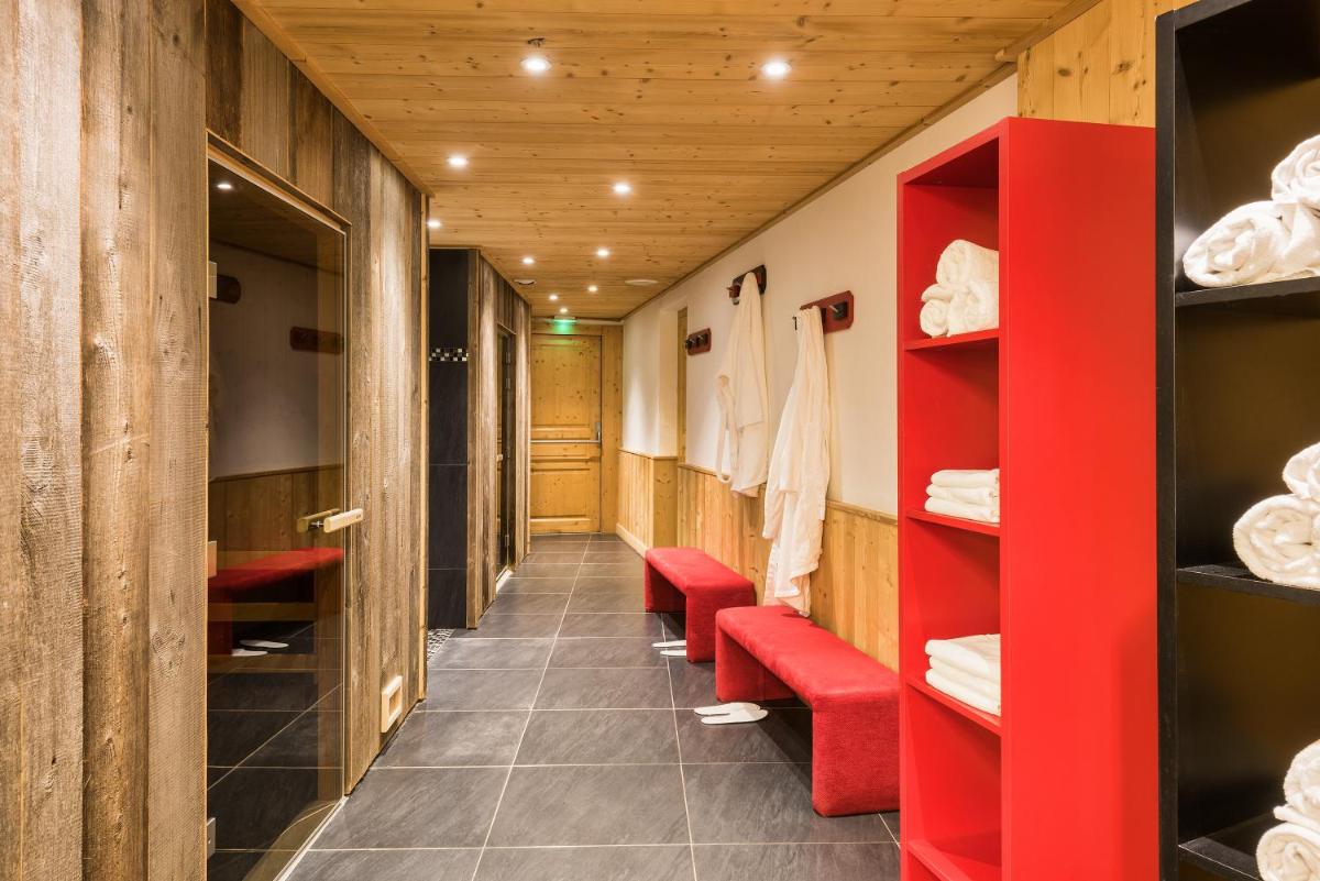 Coin salon dans l'établissement Hotel le Petit Dru
