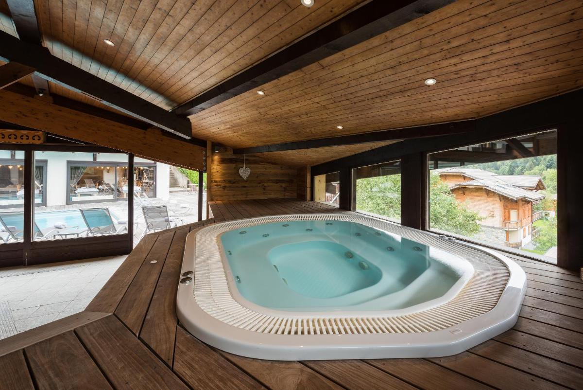Piscine de l'établissement Hotel le Petit Dru ou située à proximité