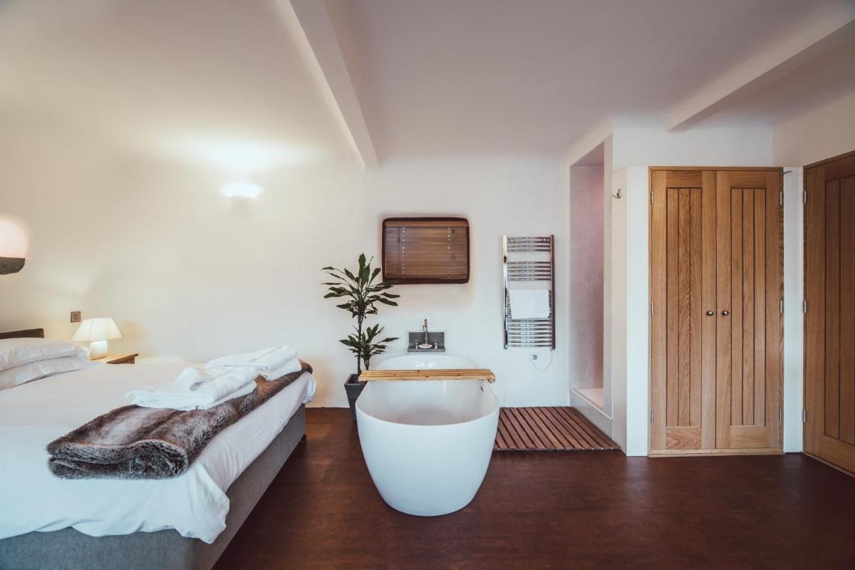 The Little Fish - Housity