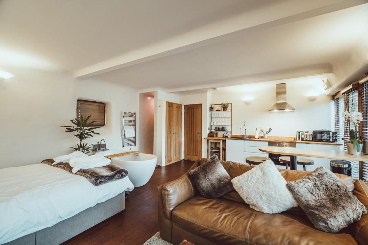 The Little Fish - Housity