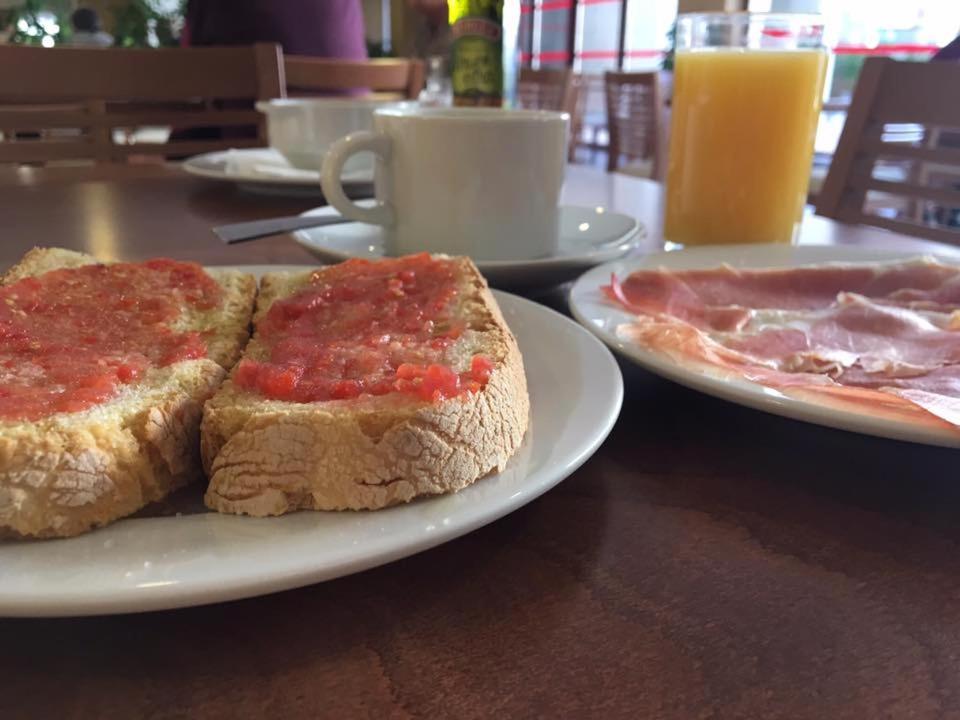 Comida en o cerca de este hotel