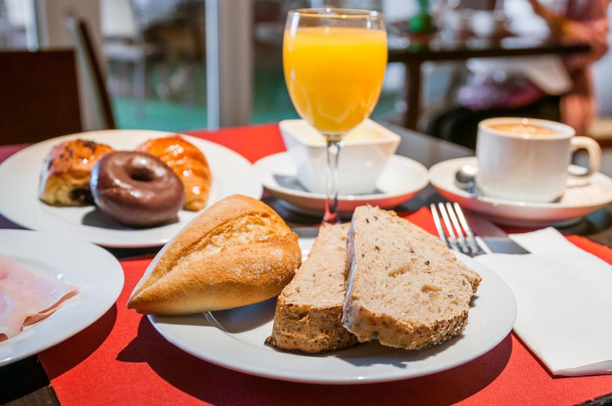 Comida en o cerca de este hotel