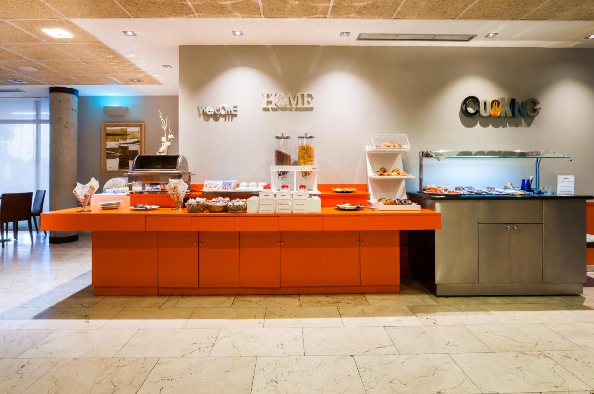 Comida en o cerca de este hotel