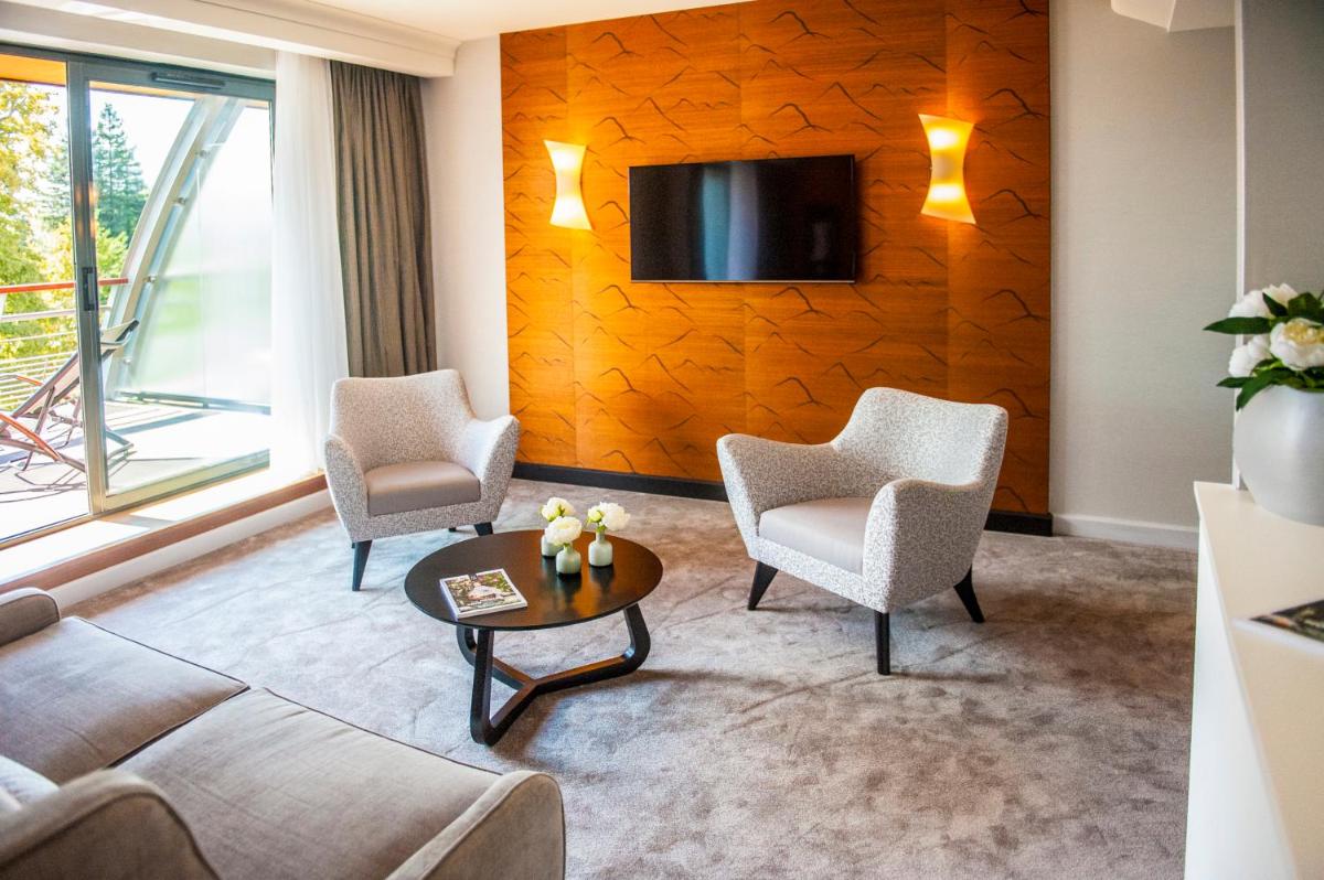 Télévision ou salle de divertissement dans l'établissement Parc Beaumont Hôtel & Spa Pau - MGallery Collection