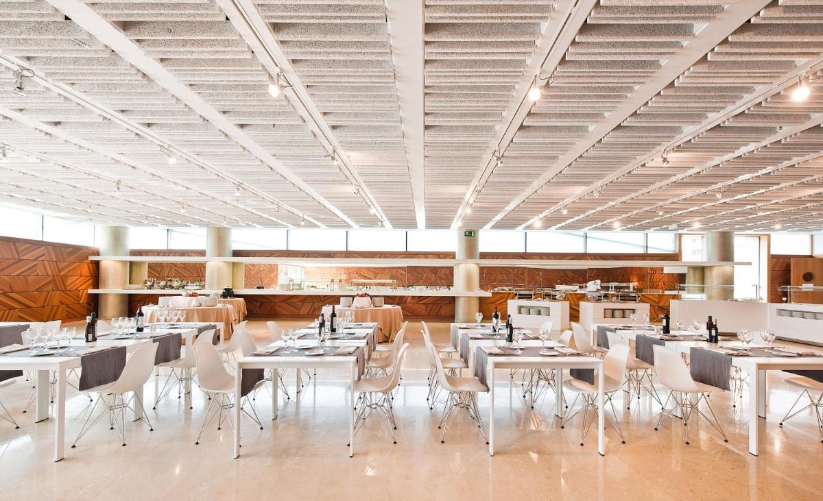 Un restaurante o sitio para comer en Hotel Reina Petronila