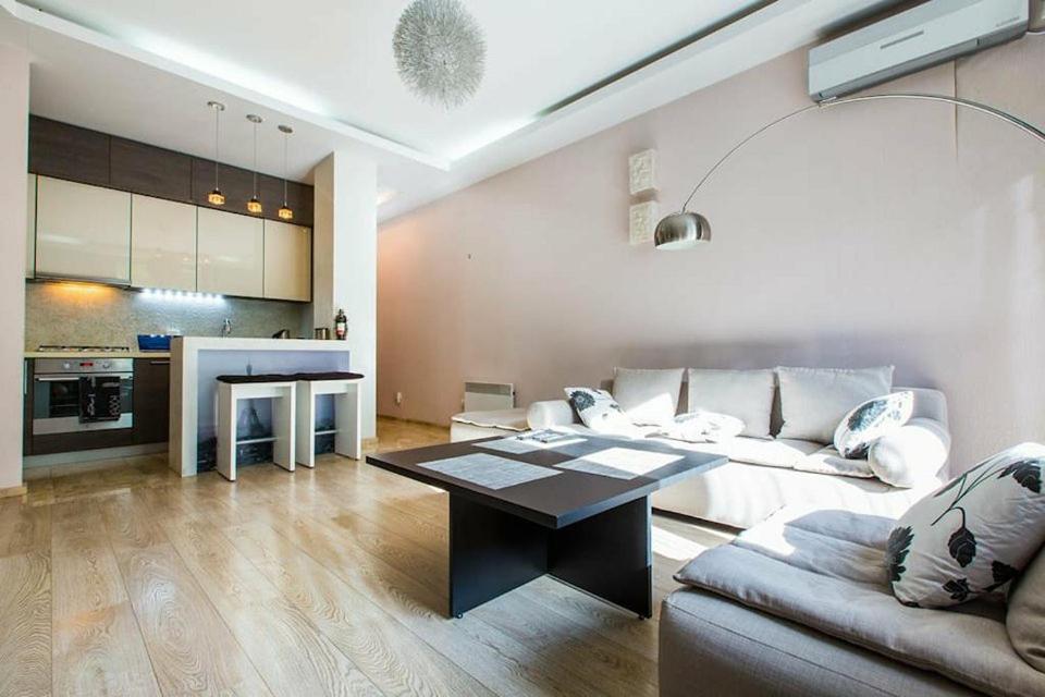 Romantic View - Housity