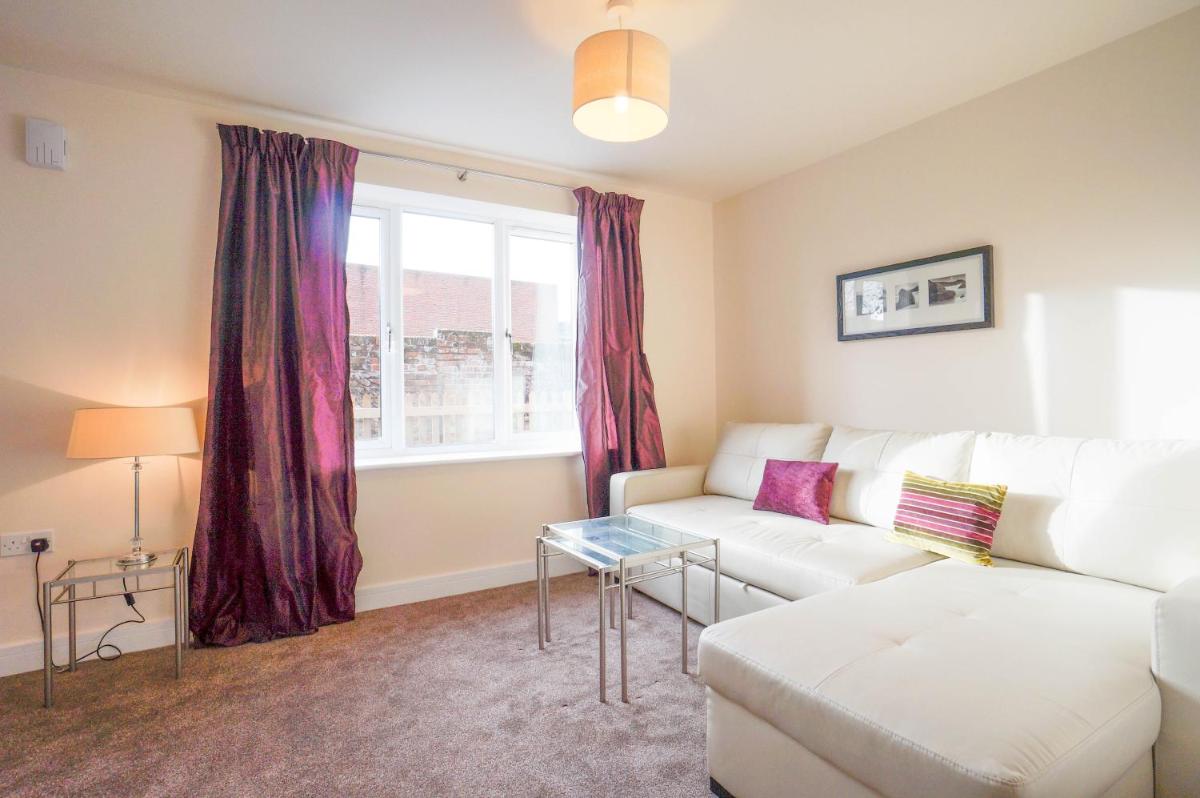 Secluded Two-Bedroom House with patio - Housity