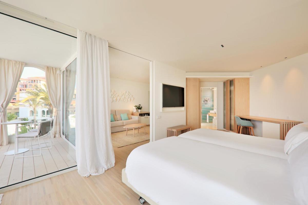 Cama o camas de una habitación en JOIA Salomé by Iberostar -Adults Only