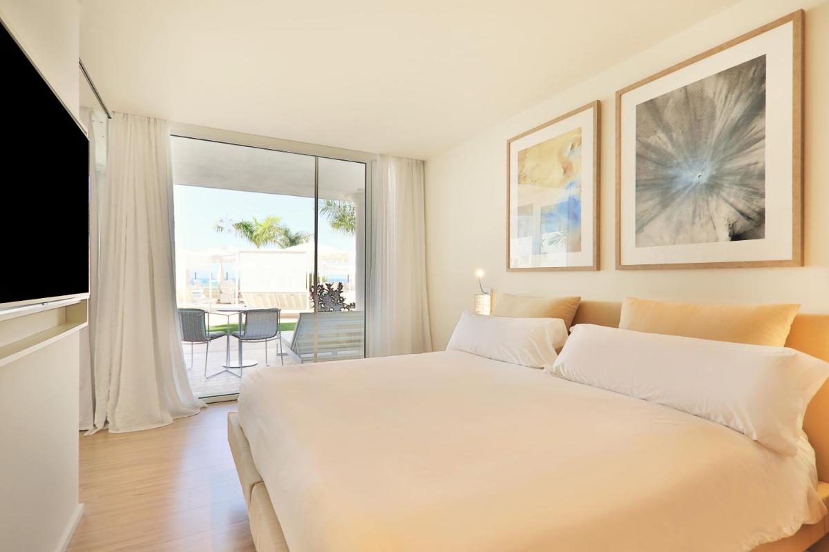 Cama o camas de una habitación en JOIA Salomé by Iberostar -Adults Only