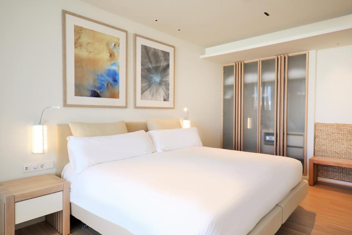 Cama o camas de una habitación en JOIA Salomé by Iberostar -Adults Only