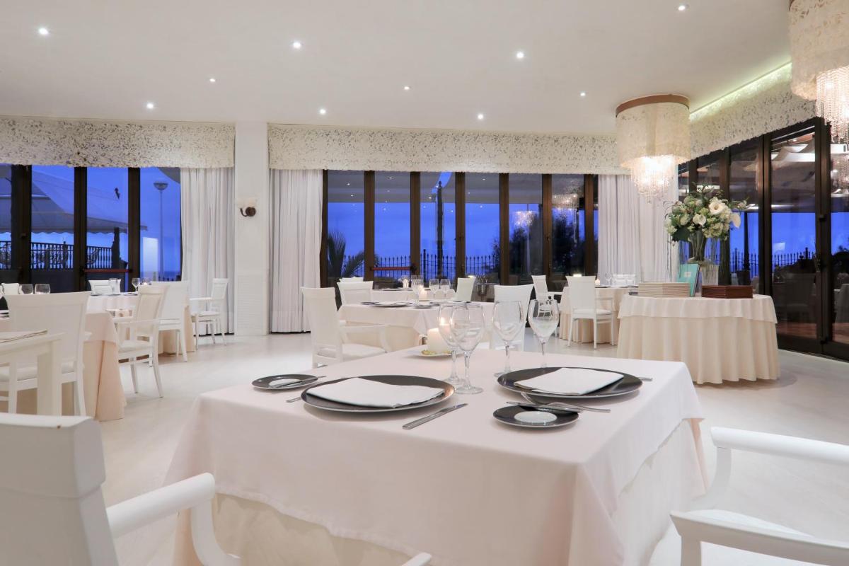 Un restaurante o sitio para comer en JOIA Salomé by Iberostar -Adults Only