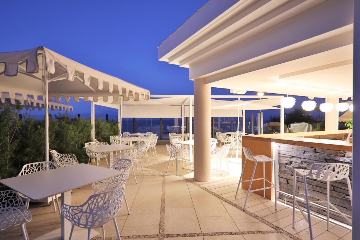 Un restaurante o sitio para comer en JOIA Salomé by Iberostar -Adults Only