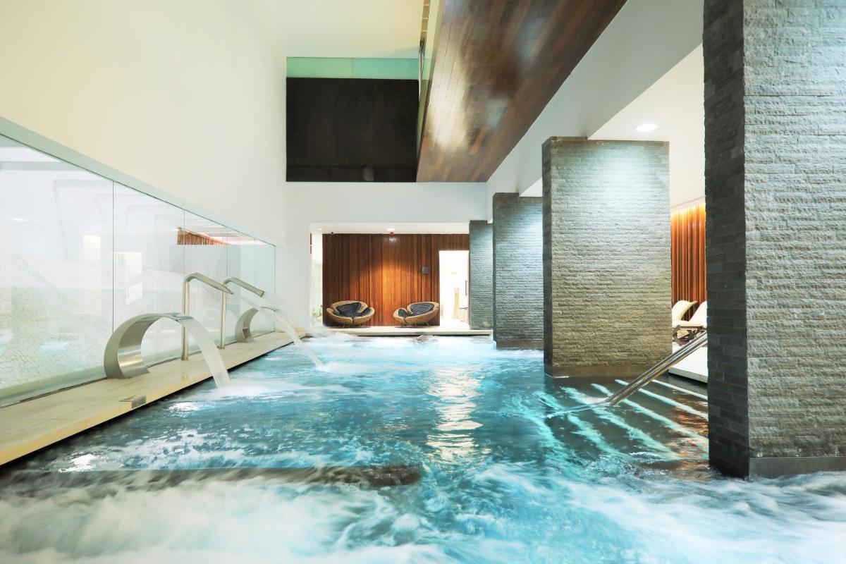 una piscina de agua en medio de una habitación en JOIA Salomé by Iberostar -Adults Only, en Adeje 50 fotos más