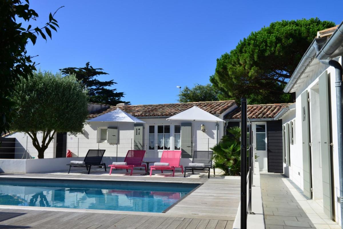 Piscine de l'établissement Hotel Les Bois Flottais ou située à proximité
