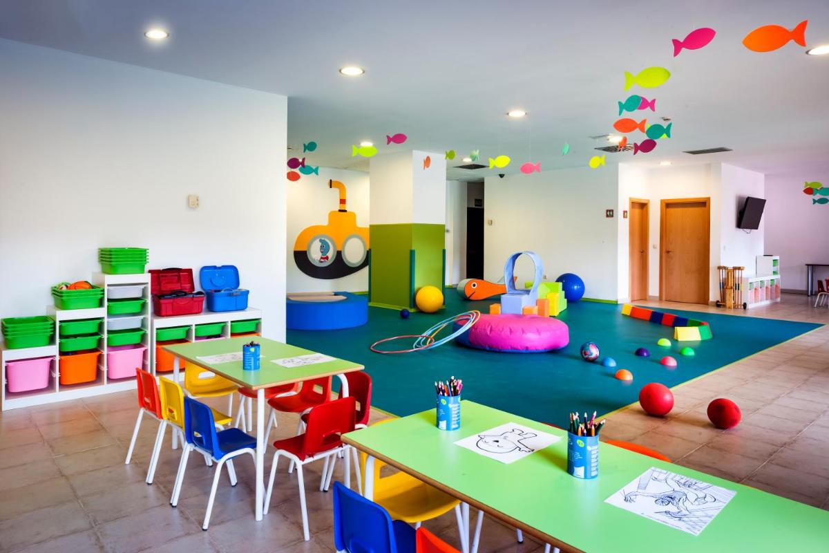 una sala con una clase con mesas y sillas en Barceló Punta Umbría Beach Resort, en Punta Umbría