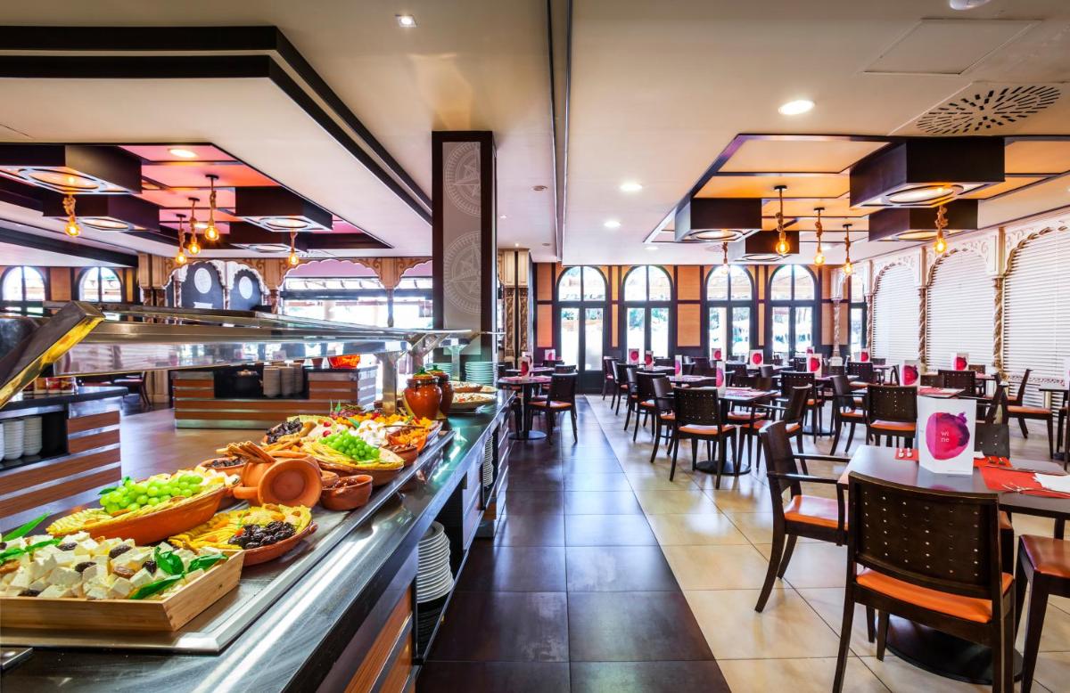 un restaurante con buffet con comida. en Barceló Punta Umbría Beach Resort, en Punta Umbría