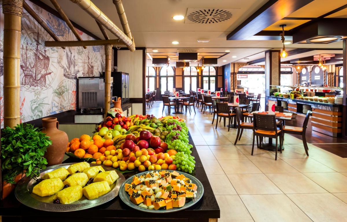 Comida en o cerca de este resort