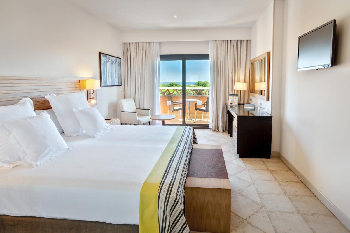 Cama o camas de una habitación en Barceló Punta Umbría Beach Resort
