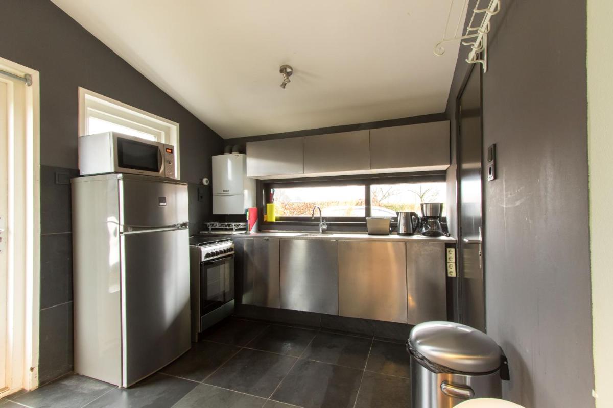 Garden House, Private studio apartment with wifi and free parking for 1 car - Housity